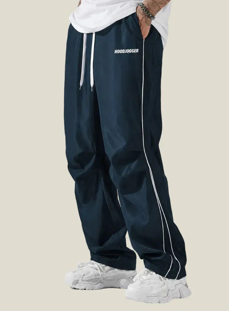 Seitenansicht der Herren Fallschirmhose HOODJOGGER